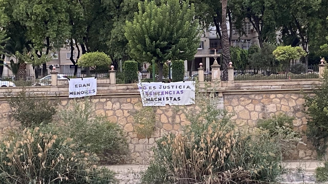 Imagen de las pancartas desplegadas frente al Palacio de Justicia de Murcia contra la sentencia de los 13 acusados de una red de prostitución de menores (foto: Fuste Colectivo)