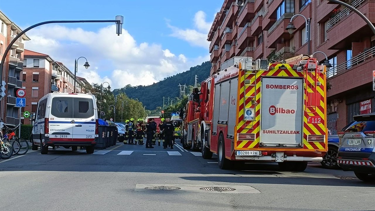 El atrincherado en Bilbao tras agredir a sus padres con arma blanca se arroja al vacío y es trasladado al hospital (foto: EP)