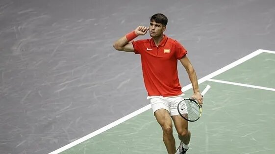 Victoria de Carlos Alcaraz ante el francés Humbert en la Copa Davis 2024 (foto: Agencias)