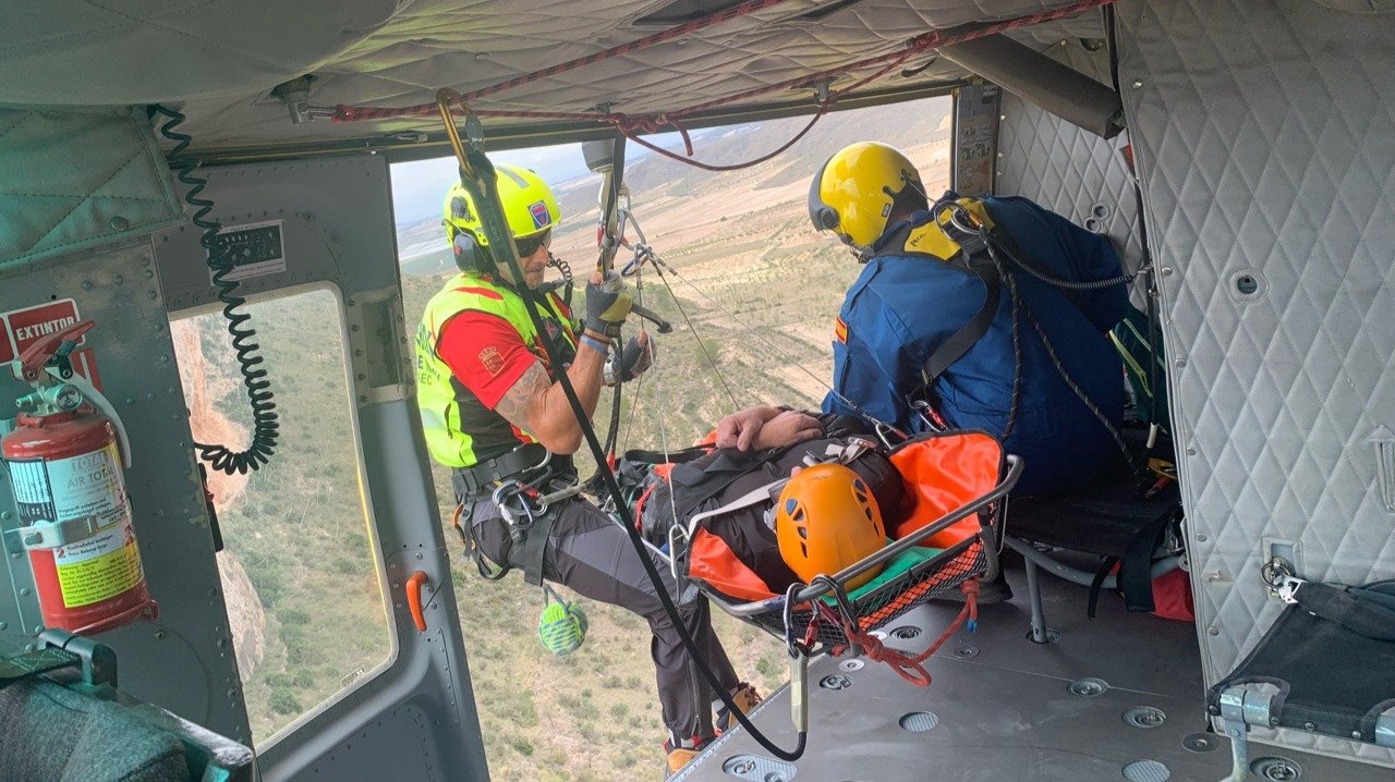 Un escalador es rescatado por un helicóptero de la Región de Murcia en Jumilla tras caer desde diez metros de altura (foto: 112 Región de Murcia)