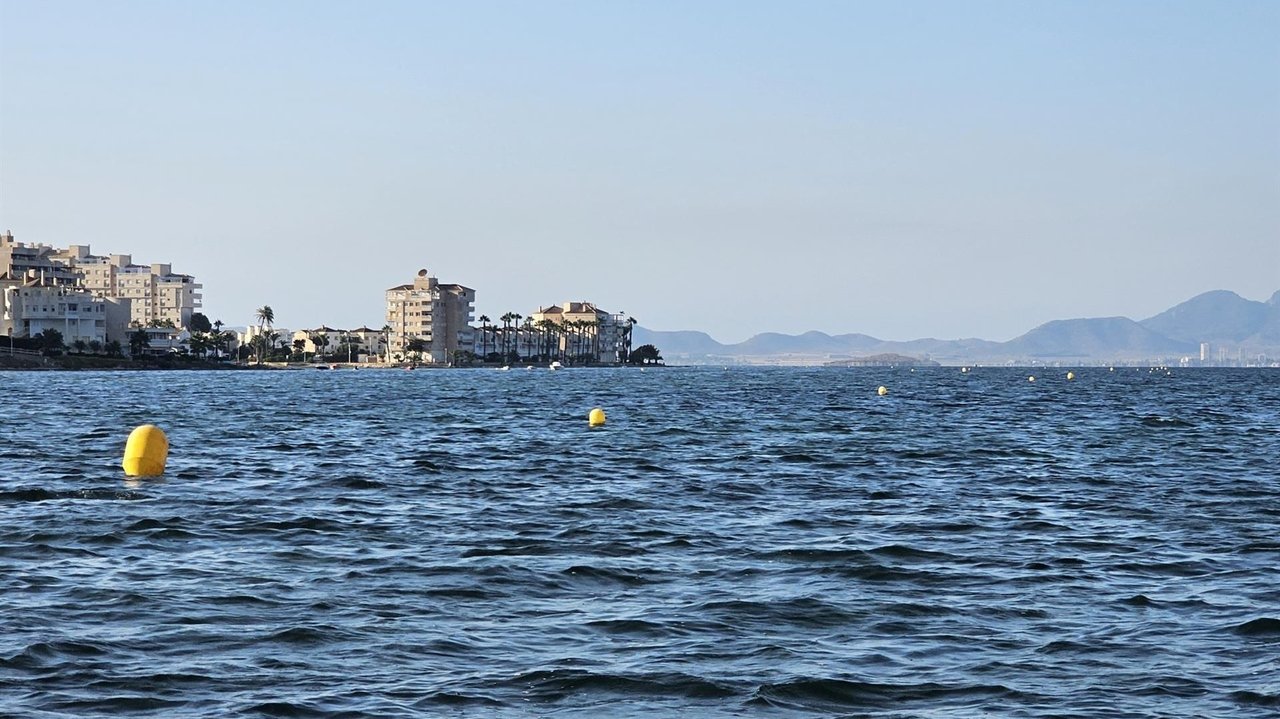 Balizamiento en el Mar Menor durante 2023 con boyas similares a las que se utilizarán (foto: CARM)