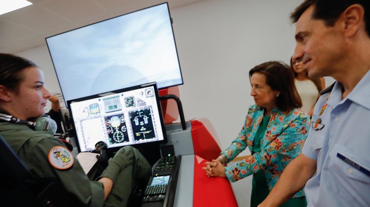 Margarita Robles visita la Base Aérea de Alcantarilla (foto: EP)