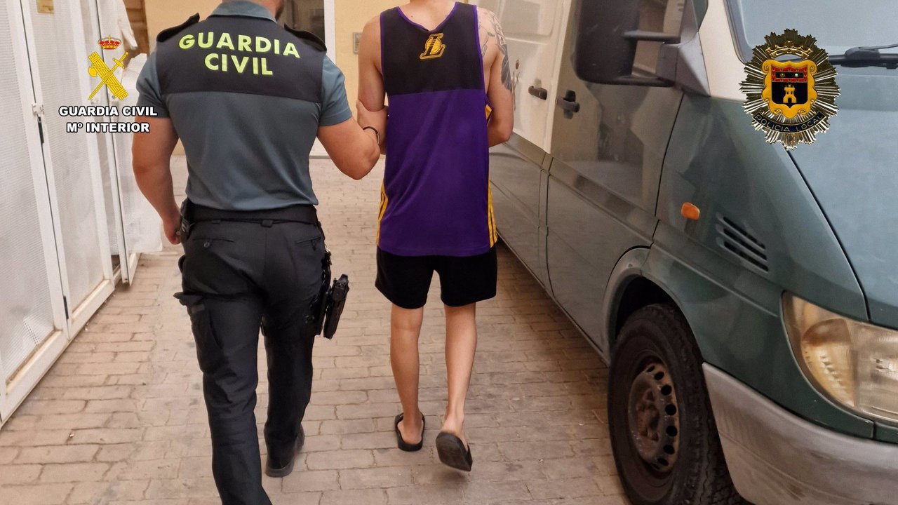 Un agente de la Guardia Civil custodia a uno de los detenidos en el marco de la operación 'Anochecer' (foto:; GC)