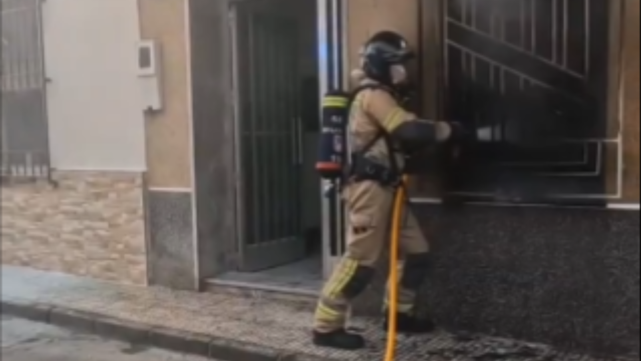 Bomberos atienden el incendio en Santo Ángel