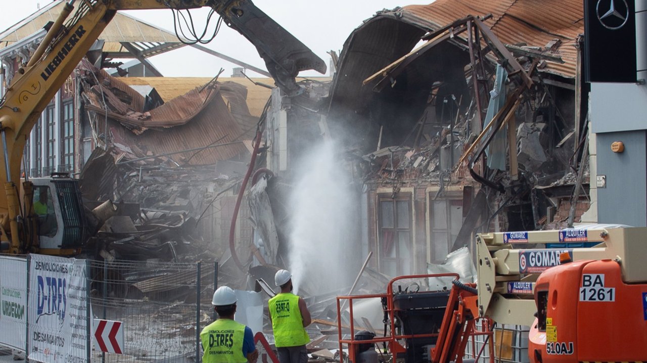 Demolición de una de las discotecas de Atalayas (foto: EP)