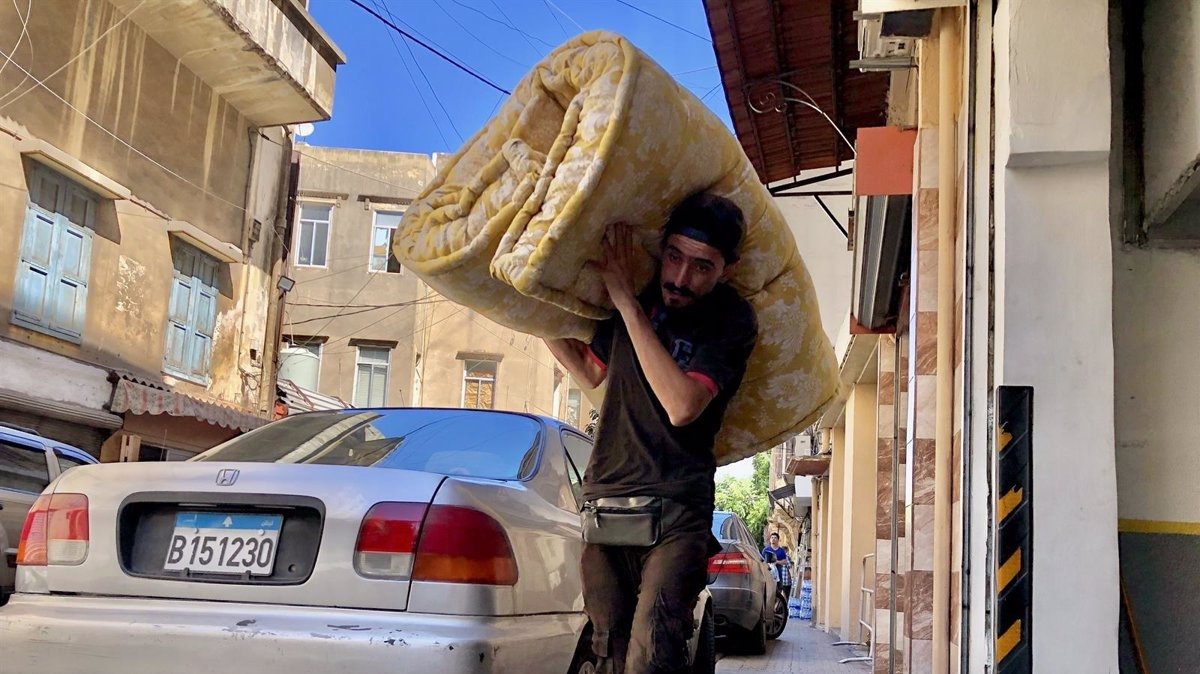 Un hombre traslada una manta para los desplazados en la capital de Líbano, Beirut, tras la oleada de bombardeos de Israel contra territorio libanés  (foto: EP)