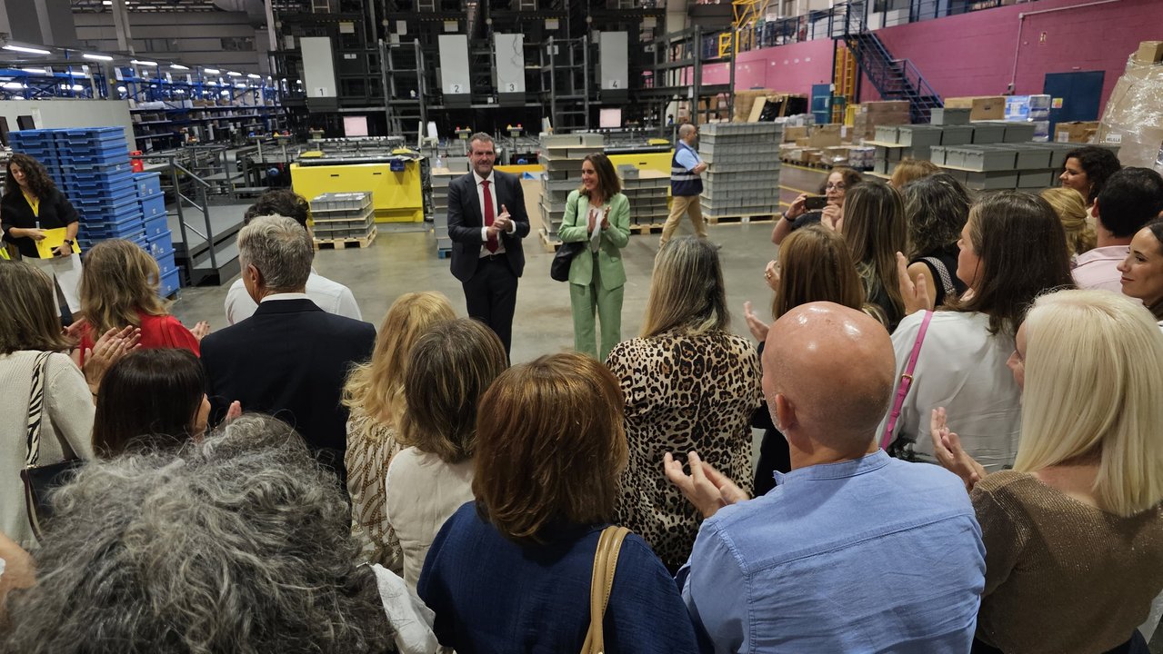 El presidente de Hefame, Enrique Ayuso, ha felicitado a la profesión farmacéutica durante la visita de la presidenta del Colegio General de Farmacéuticos de Murcia, Paula Payá, a las instalaciones centrales de la cooperativa en Santomera (foto: Hefame)