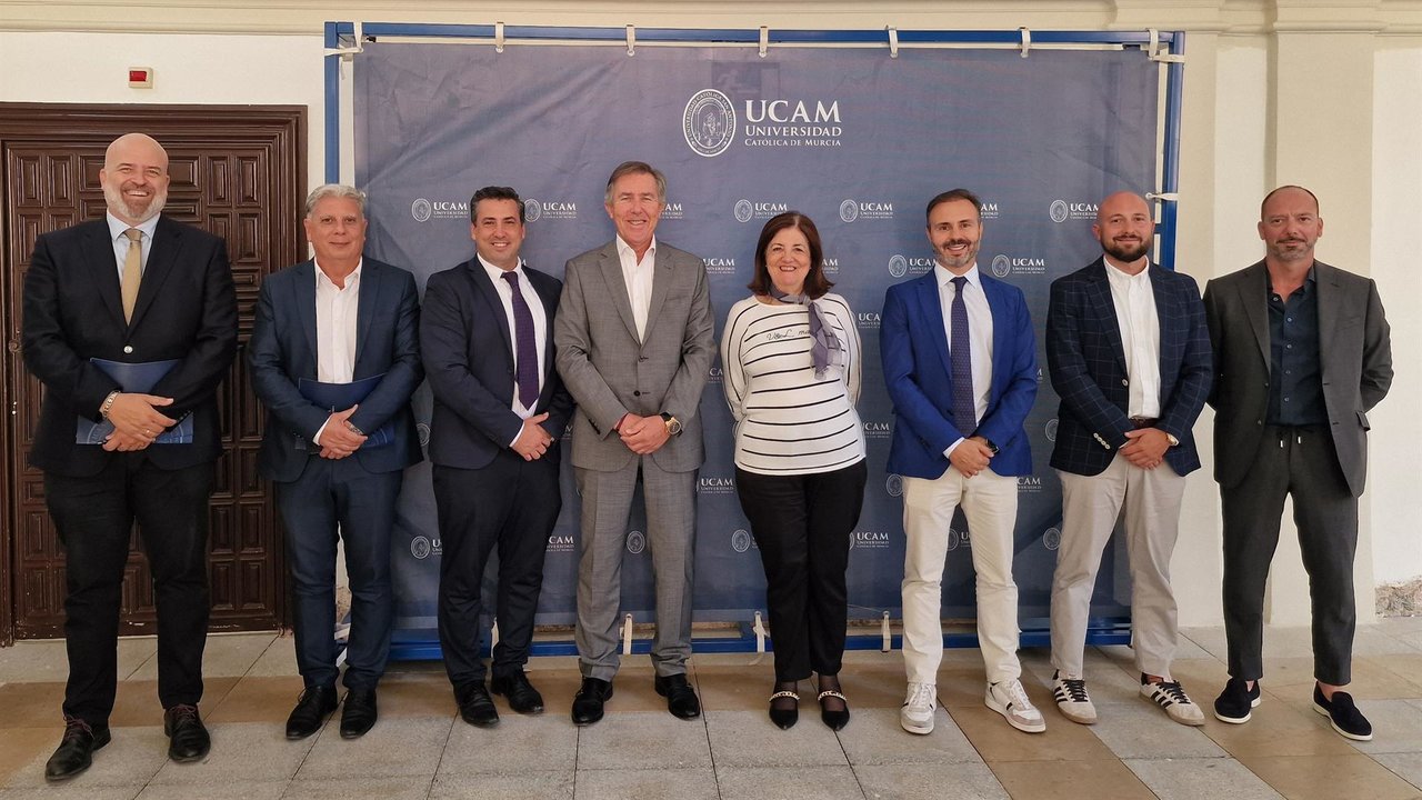 Fotografía sobre el convenio firmado entre la UCAM y la Federación de Fútbol de la Región de Murcia (foto: UCAM)