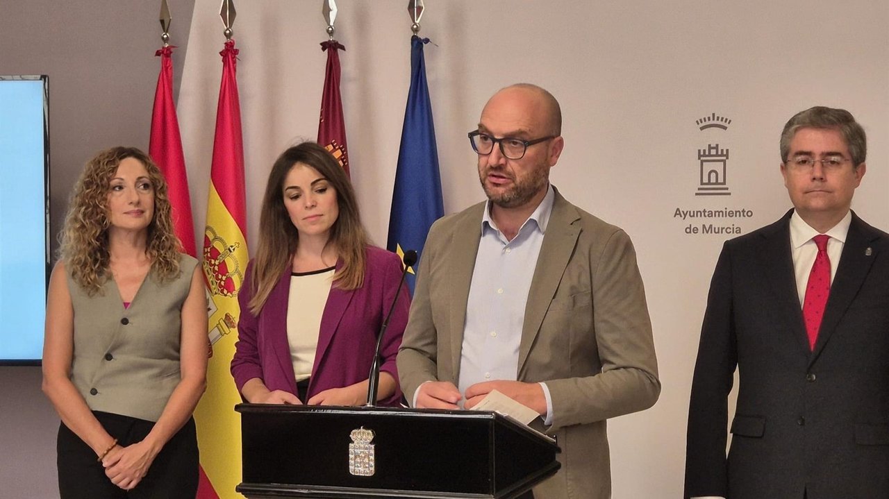 El Concejal de Movilidad, Gestión Económica y Contratación, José Francisco Muñoz, interviene en rueda de prensa (foto: Ayuntamiento de Murcia)