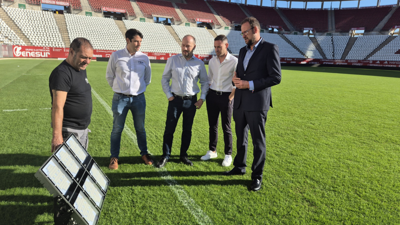 El Estadio Enrique Roca estrena nueva iluminación