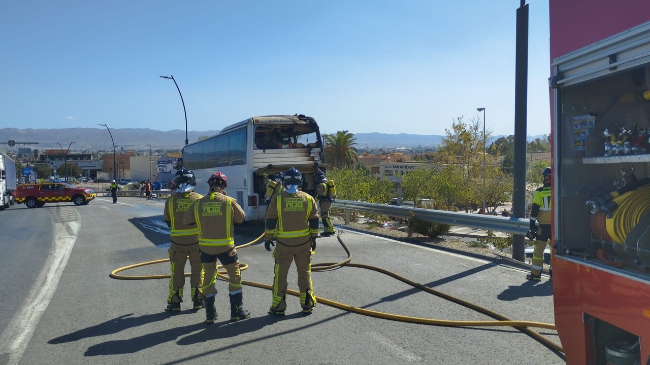 Imagen del autobús incendiado (foto: 1-1-2)