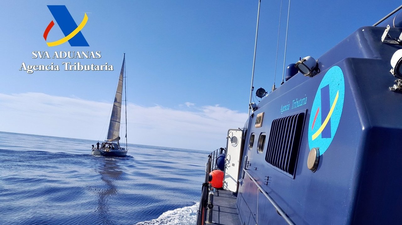 Velero interceptado en aguas de Cartagena (foto: EP)