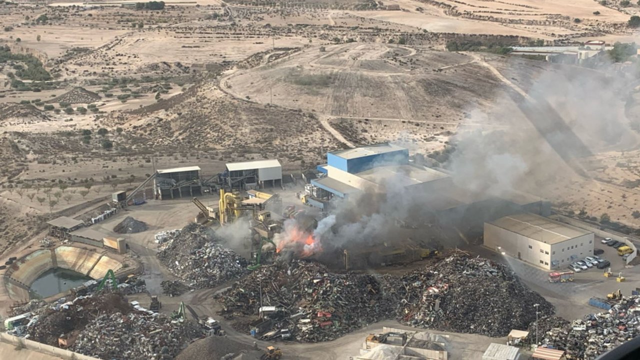 Vista del incendio en una planta de reciclaje desde un helicóptero (foto: 1-1-2)