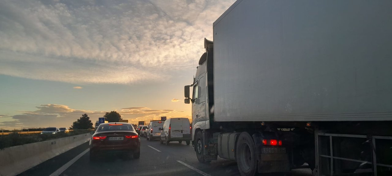 Retenciones a la altura de Librilla tras un accidente ocurrido en la RM-2 (foto: La 7)