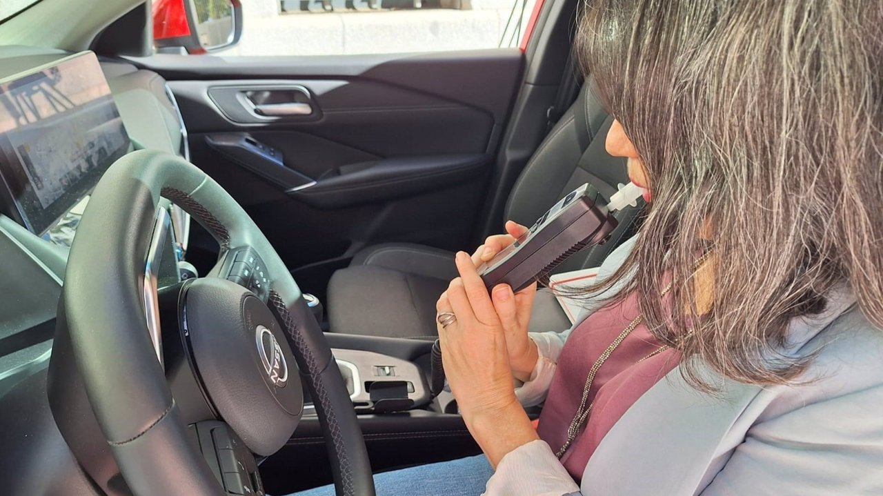 Una mujer utiliza un dispositivo "antiarranque" que detecta la tasa de alcohol en el organismo (foto: EP)