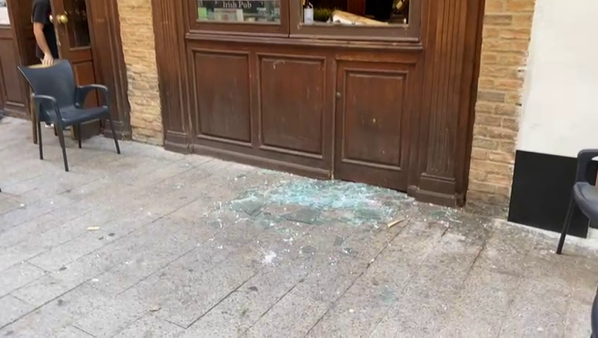 Cristales en el suelo de la ventana que rompieron dos individuos para robar el dinero de una caja (foto: La 7)