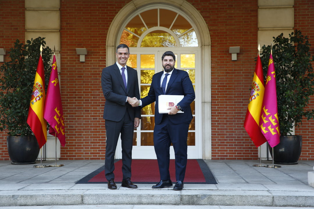 Pedro Sánchez y Fernando López Miras en la entrada del Palacio de La Moncloa (foto: Moncloa)