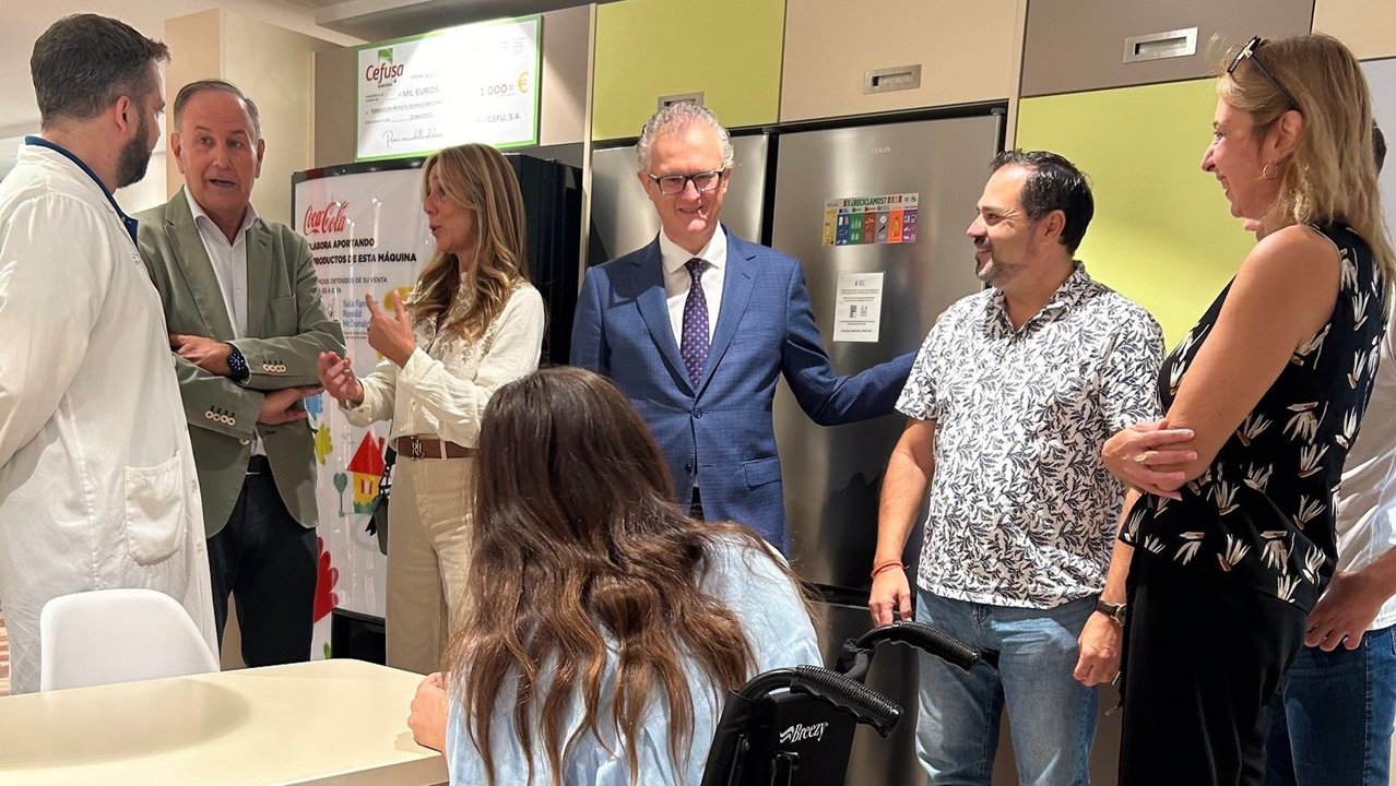 El consejero de Salud, Juan José Pedreño, visitó hoy la sala familiar Ronald McDonald Virgen de la Arrixaca