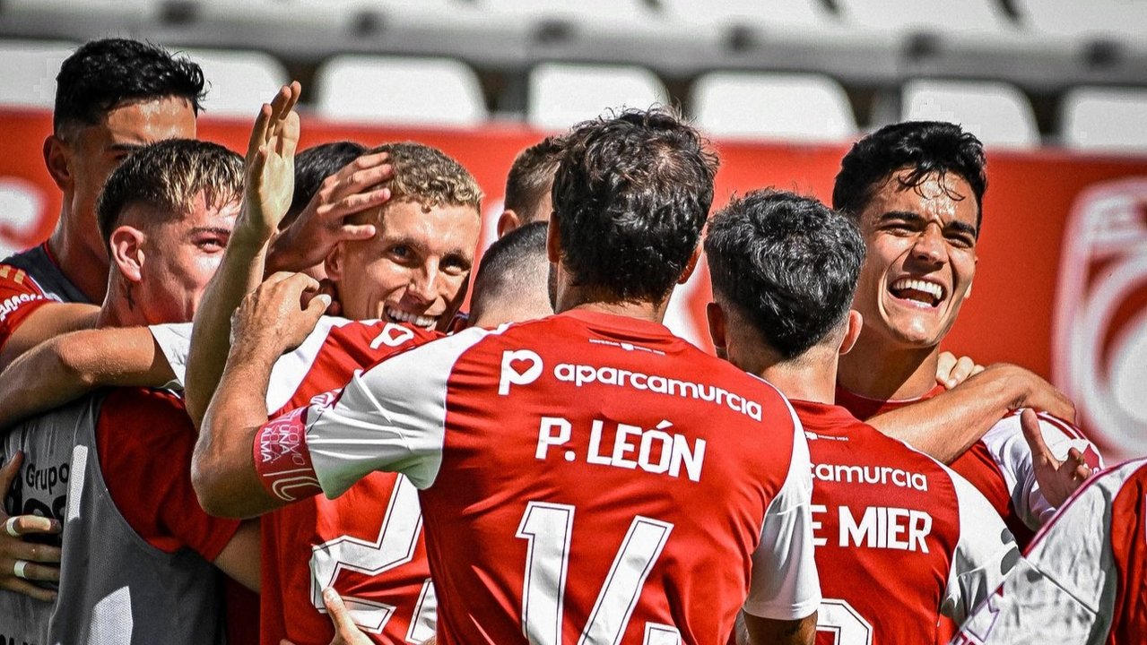 Jugadores del Real Murcia al finalizar el partido de este domingo (foto: @realmurciacfsad)