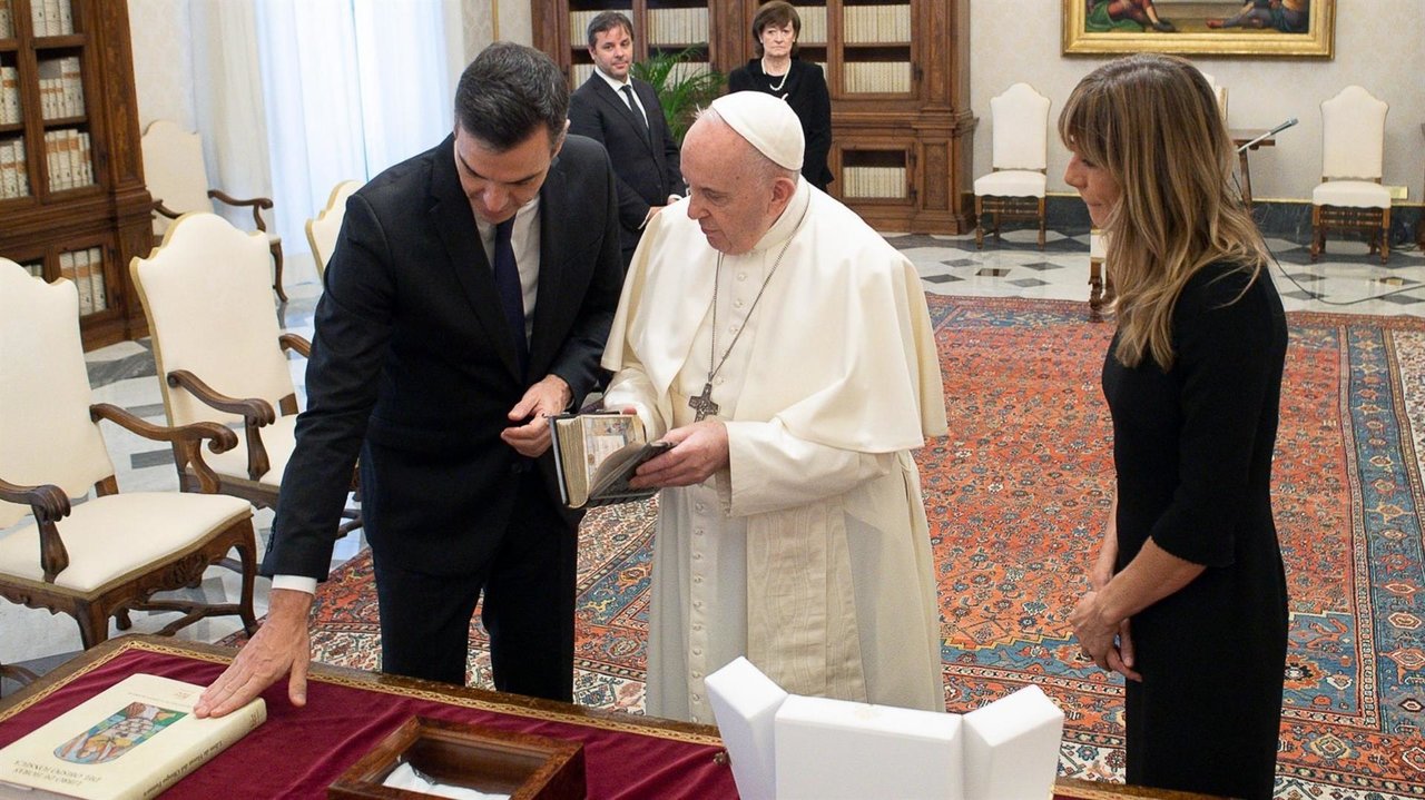 Pedro Sánchez y Begoña Gómez, reunidos con el Papa Francisco