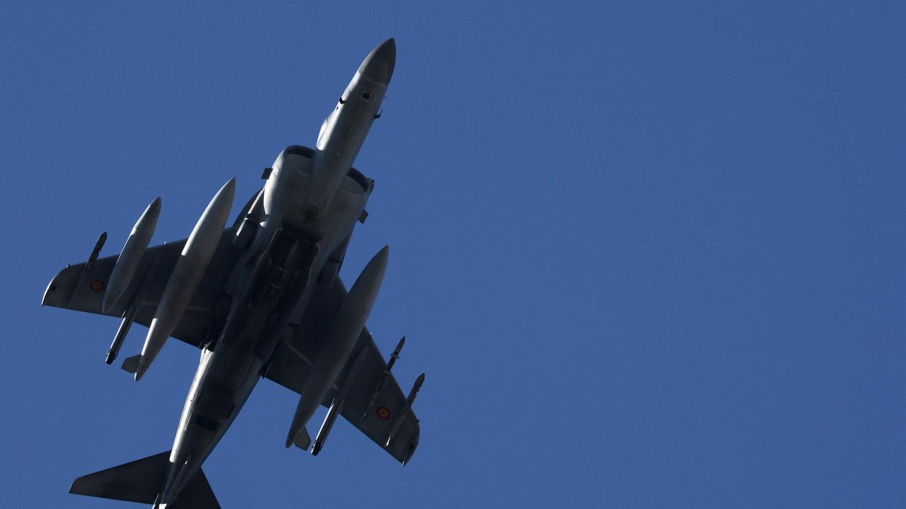 Un avión del Ejército de Aire durante el acto solemne de homenaje a la bandera nacional y desfile militar en el Día de la Hispanidad de 2022 (foto: EP)