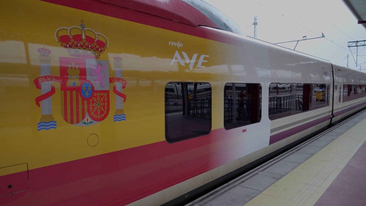 El AVE Madrid-Murcia decorado con la bandera de España (foto: Renfe)