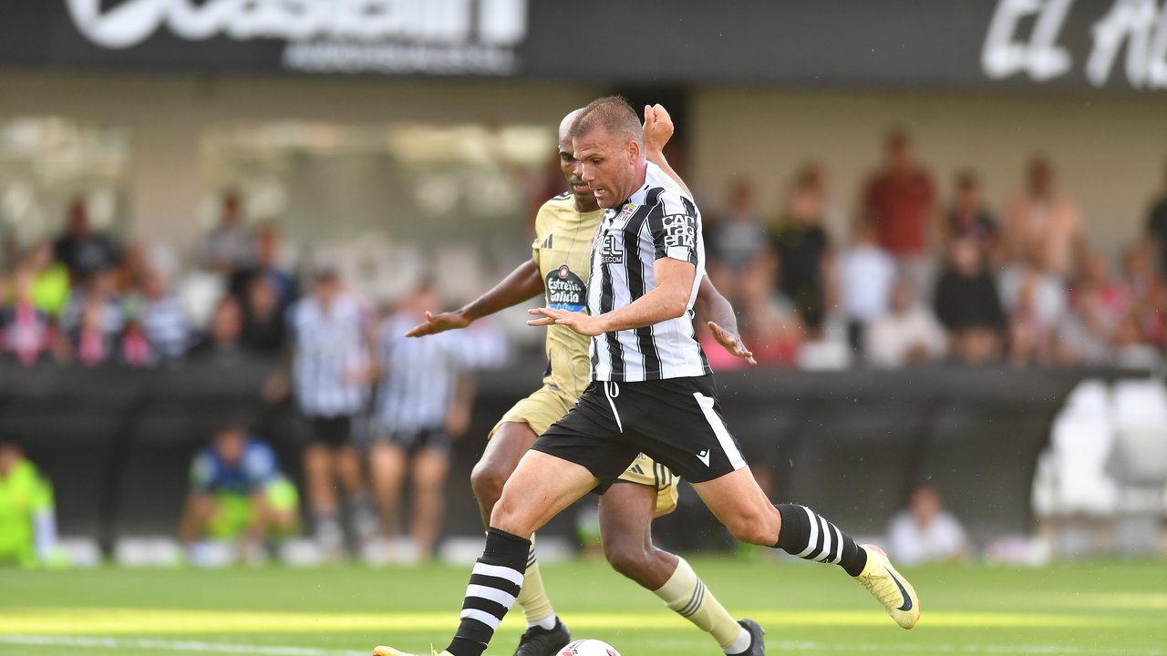 Ortuño, delantero del FC Cartagena, durante el choque ante el Racing de Ferrol (foto:  FC Cartagena)