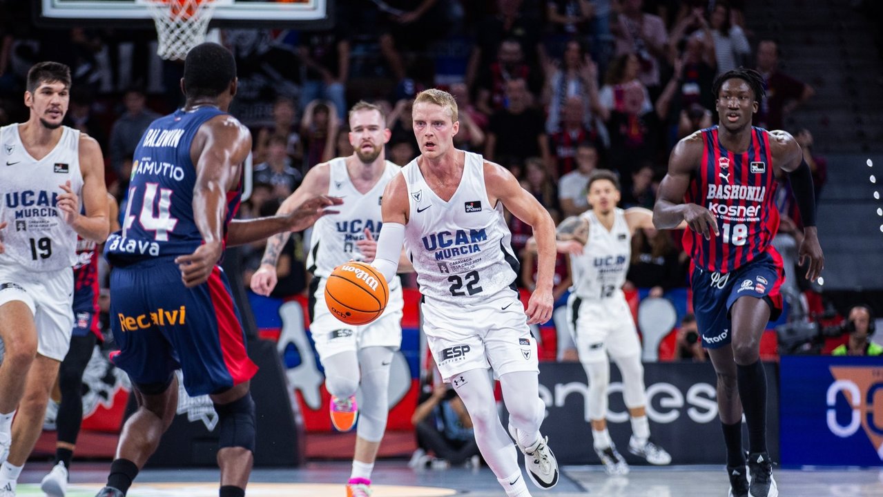 Lance del partido entre UCAM Murcia y Baskonia en Vitoria (foto: UCAM Murcia CB)