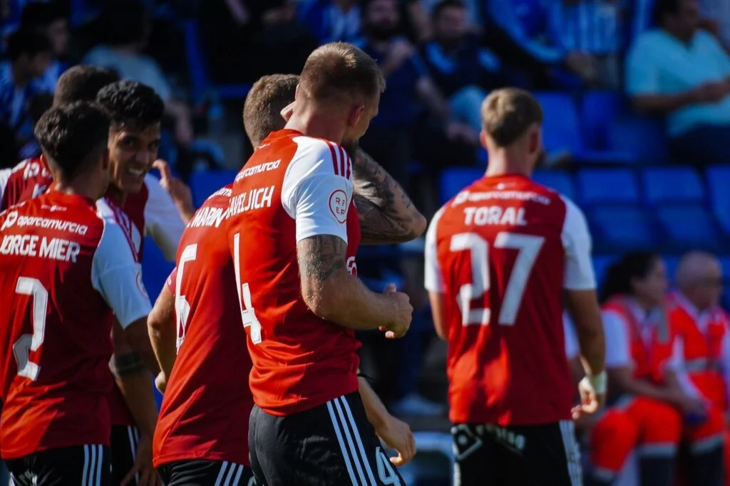 Los pimentoneros consiguen la segunda victoria consecutiva y continúan líderes una jornada más gracias al gol de Saveljich (foto: Real Murcia)