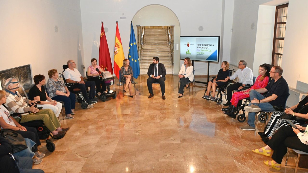 El presidente de la Comunidad, Fernando López Miras, recibió hoy a la presidenta de la Asociación ELA Región de Murcia (foto: CARM)