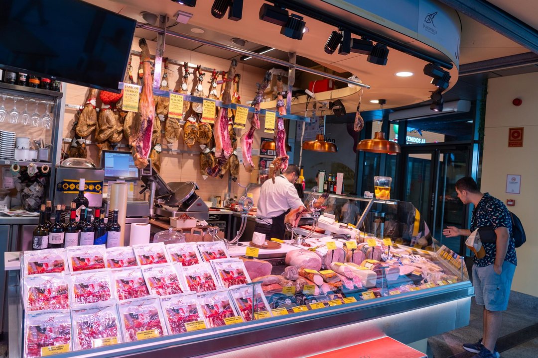 Puesto de alimentos en un mercado (archivo)