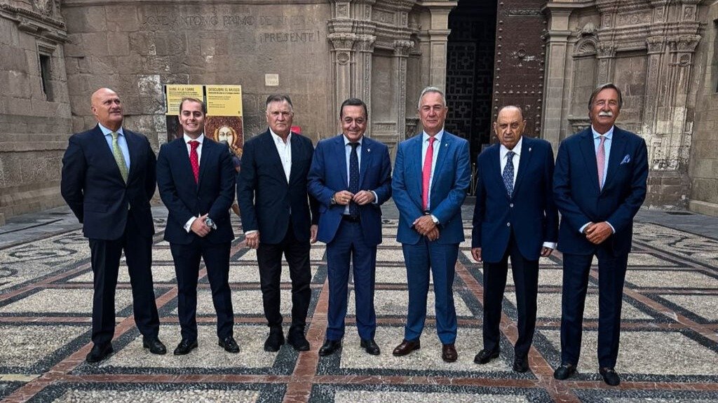 Felipe Moreno, presidente del Real Murcia, con el nuevo comité de destacados empresarios y profesionales del Real Murcia (foto: Real Murcia)