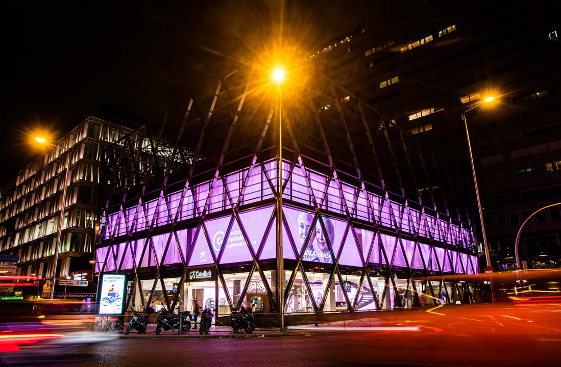 Imagen de la oficina ‘all in one’ de Madrid iluminada de rosa con motivo de la campaña contra el cáncer de mama (foto: CaixaBank)