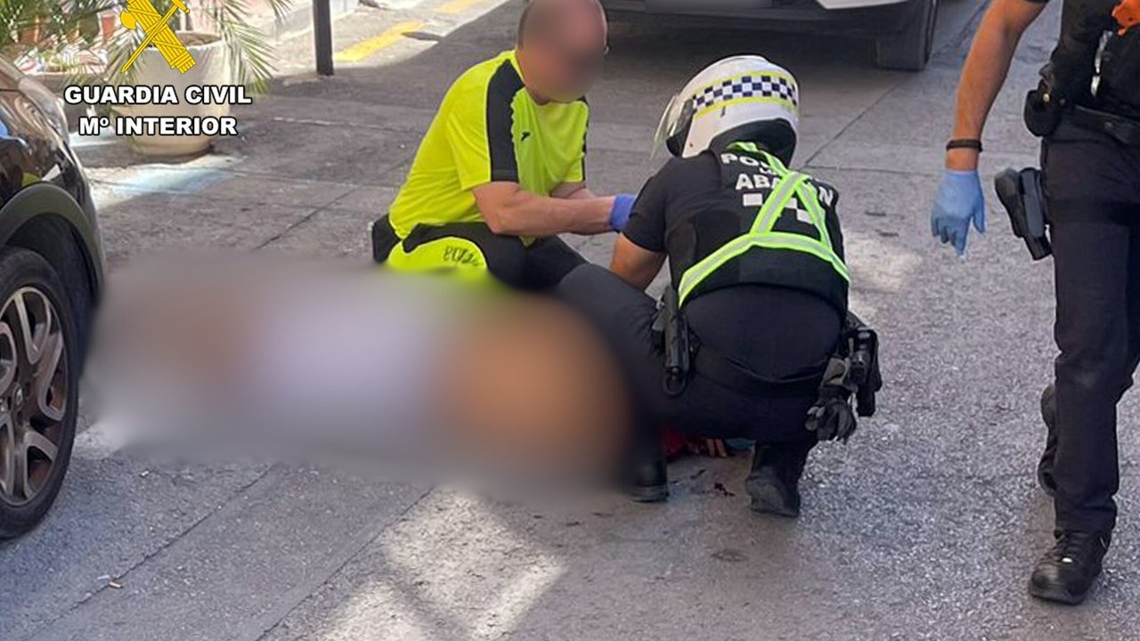 La Policía Local de Abarán asiste a la víctima del atropello del pasado 1 de octubre (foto:GC)