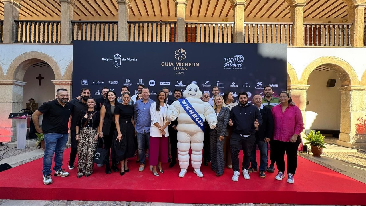 La consejera Carmen Conesa, tras el acto de presentación de la Gala Michelin, con asistentes al acto y la mascota de la marca, 'Bidendum' (foto: Región de Murcia)