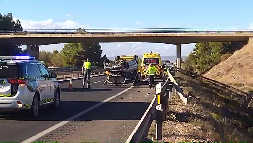 Coche volcado en la autovía (foto: La 7)