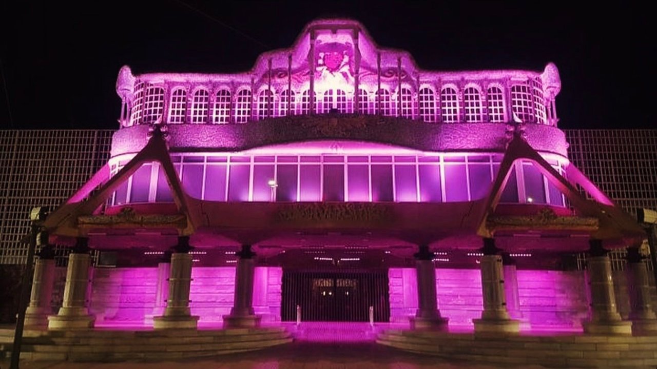 La fachada principal de la Asamblea Regional de Murcia iluminada de color rosa por el Día Mundial contra el Cáncer de Mama