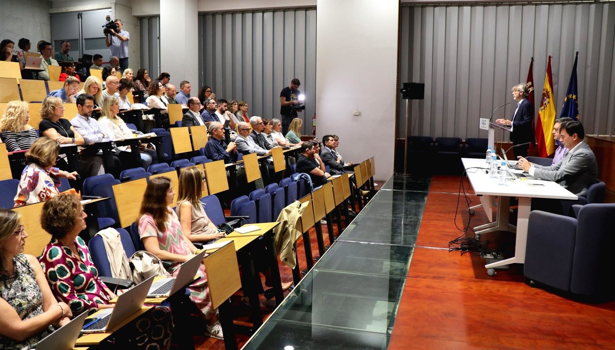 El consejero de Economía, Hacienda, Fondos Europeos y Transformación Digital, Luis Alberto Marín, inaugura el encuentro de trabajo con los ayuntamientos sobre la gestión de los fondos Next Generation (foto: CARM)