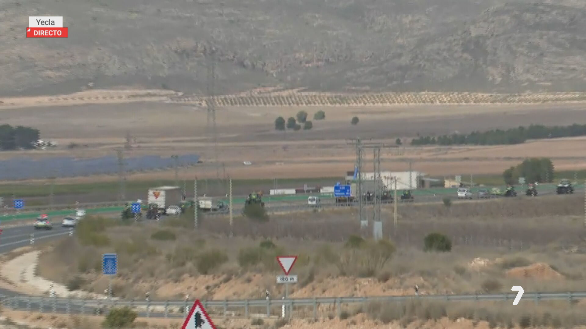 Imagen de La 7 Noticias en la que se puede ver el inicio de la tractorada de los agricultores del Altiplano (foto: La 7)